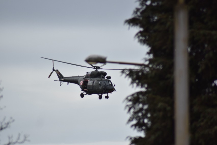 Wojskowy helikopter nad Szczecinkiem. Kilka podejść do lądowiska [zdjęcia]