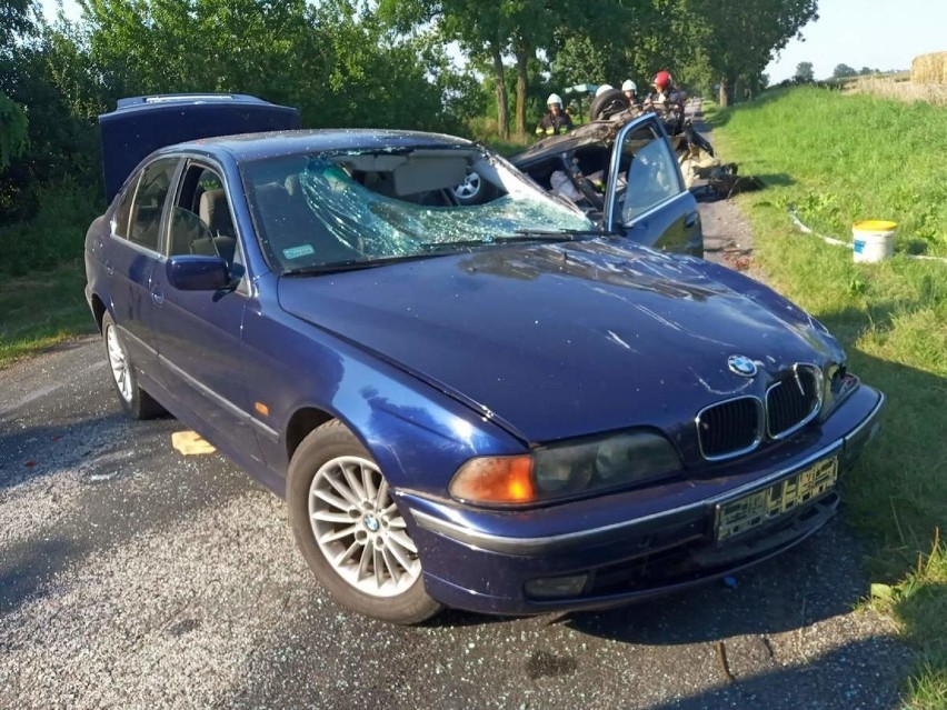 Wypadek w Bartłomiejowicach. Samochód uderzył w drzewo, potem w BMW i dachował [zdjęcia]