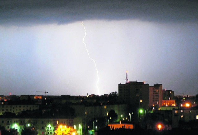 Burza zawsze jest groźna, nawet w wielkim mieście. Dobrym schronieniem są budynki i samochody