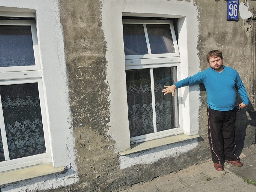 Sebastian Fortuniak pokazuje okna swojego mieszkania w bloku...