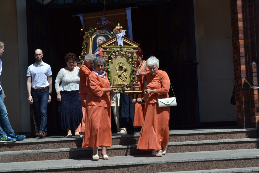 Procesja podczas uroczystości odpustowych w Myszkowie w parafii pw. św. Stanisława Biskupa i Męczennika ZDJĘCIA