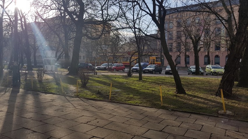 Alarm bombowy na Kościuszki w Łodzi. Tajemniczy pakunek w tramwaju [ZDJĘCIA]