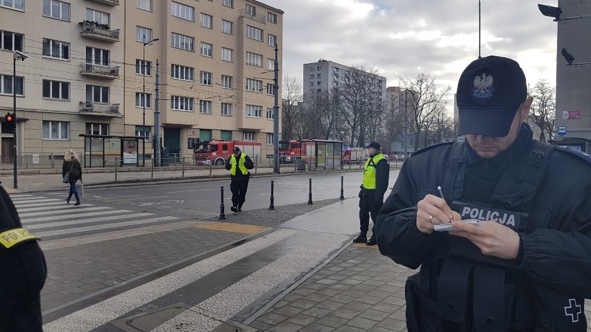 Alarm bombowy na Kościuszki w Łodzi. Tajemniczy pakunek w tramwaju [ZDJĘCIA]