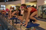 Aquapark Wągrowiec przyciągnął młodych pływaków. W basenie odbywają się zawody [ZDJĘCIA]