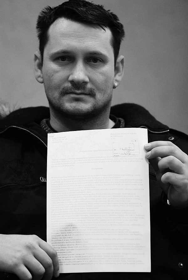 Rafał Kuligowski pokazuje odpis wniosku, który złożył w prokuraturze.