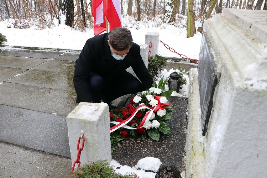 Oddali hołd zamordowanym w Lesie Skarszewskim żołnierzom...