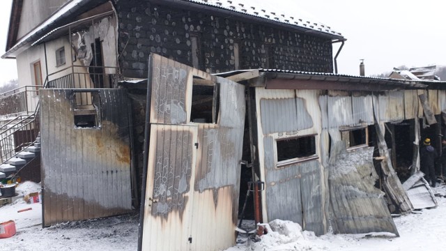 Pogorzelisko w Starym Wiśniczu nazajutrz po pożarze, na razie policja nie ustaliła, co było jego przyczyną, jednak straty sięgają 700 tys. zł