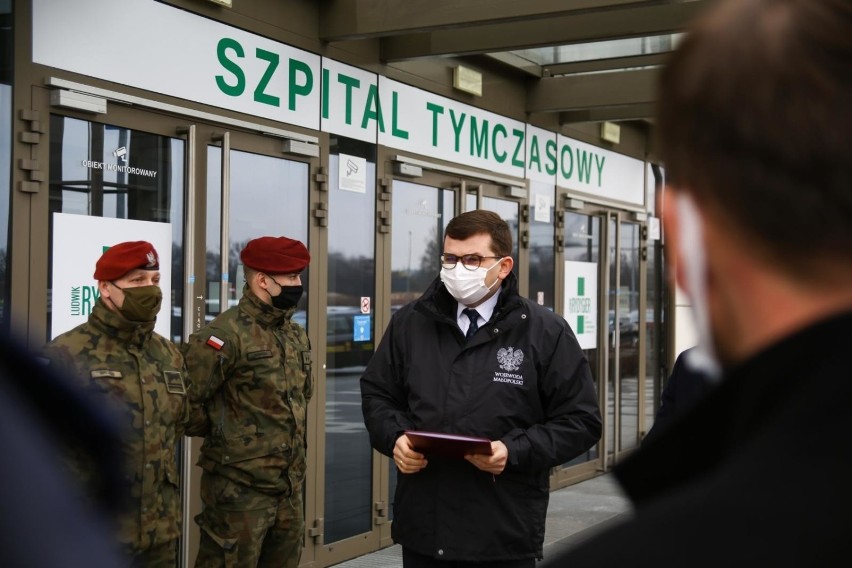 Sytuacja w szpitalu tymczasowym w hali EXPO jest dynamiczna. "Dziewięciu pacjentów na oddziale, czterech w drodze"