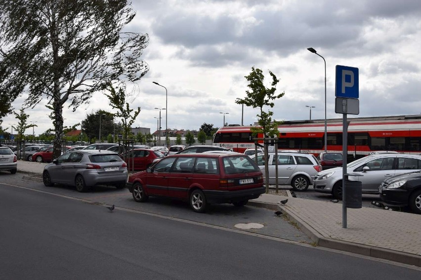 Parking przy ulicy Średniej, nieopodal dworca kolejowego