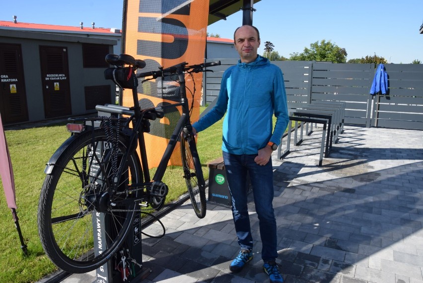 Pierwsza w Wieluniu samoobsługowa stacja naprawy rowerów. Jest też ładowarka jednośladów elektrycznych FOTO