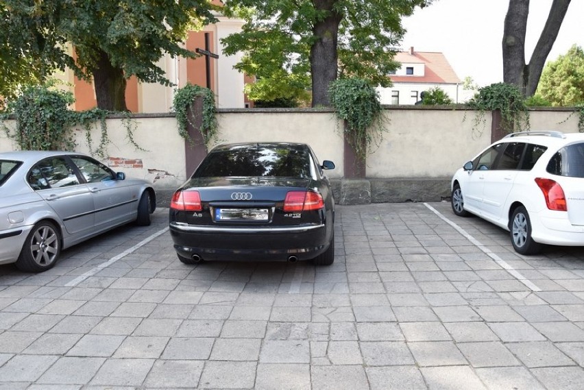Urząd napiętnował kierowcę za parkowanie na dwóch miejscach parkingowych