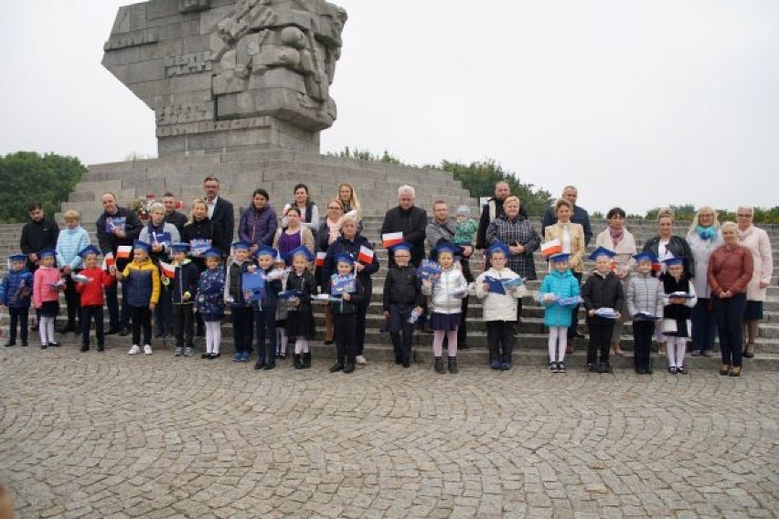 Gmina Cedry Wielkie: Pasowanie uczniów Szkoły Podstawowej w Wocławach w historycznym miejscu na Westerplatte [ZDJĘCIA]