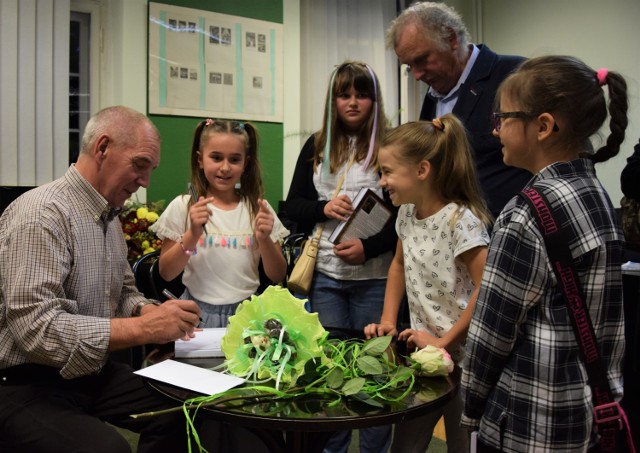 Stanisław Raginiak promował w Bibliotece Miejskiej w Grudziądzu swoją książkę "Wiktoria". Na koniec, razem z wnuczką Wiktorią, podpisywał autografy i dedykacje