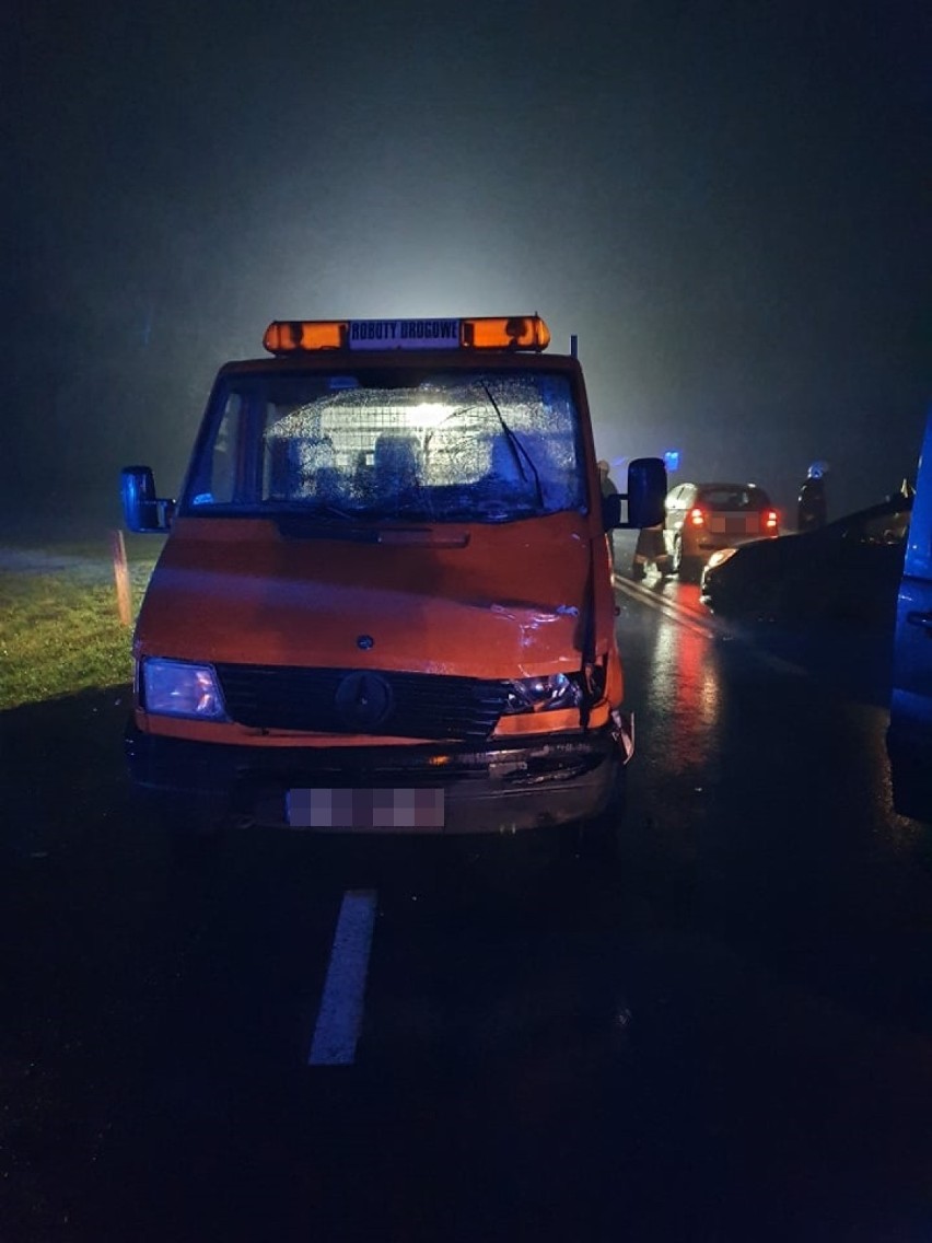 Wypadki na drodze krajowej nr 55. Najpierw zderzenie trzech aut, potem śmiertelne potrącenie pieszego [ZDJĘCIA]