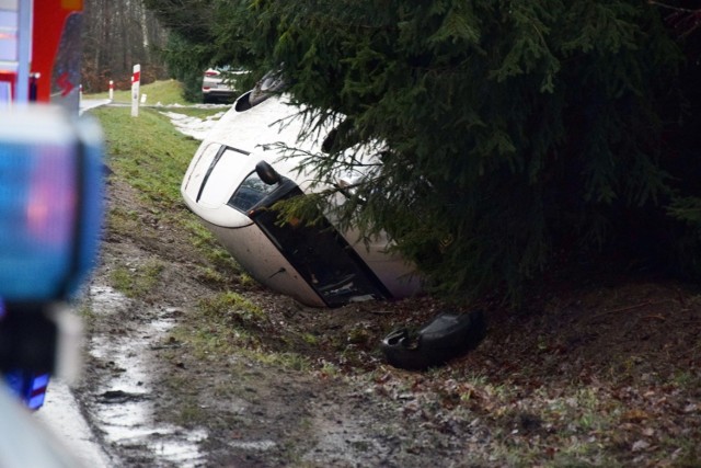 W Przęsinie na drodze krajowej nr 20 dachował samochód