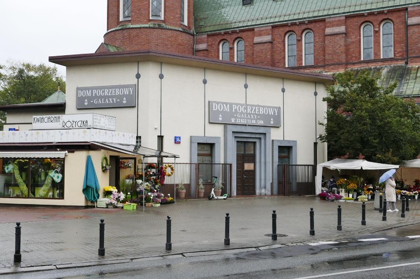 Urzędnicy chcą usunięcia budynku na Ochocie, bo... jest brzydki. ''Zakłóca odbiór wizualny eksponowanej bryły zabytkowego kościoła''