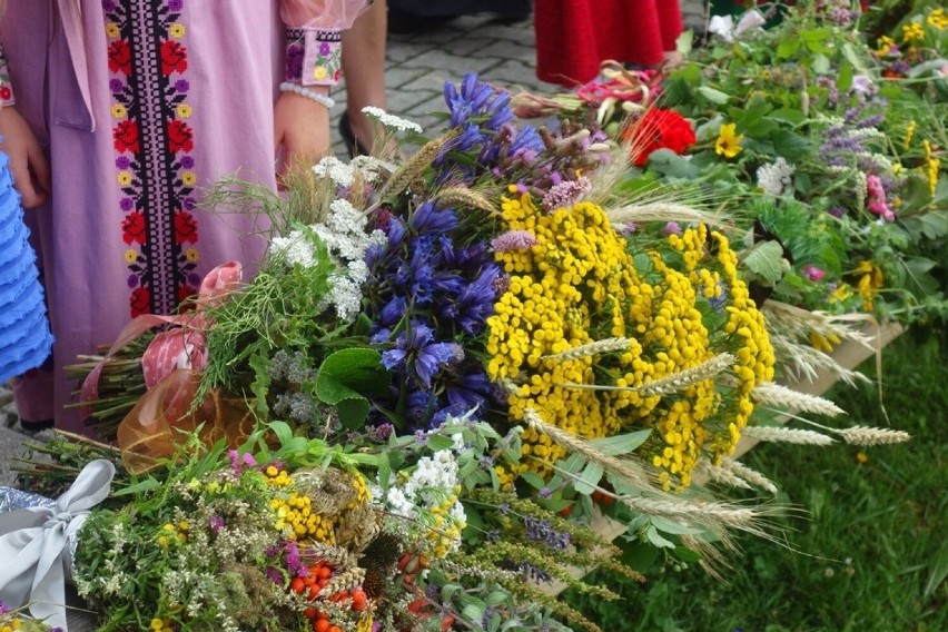 Podhale. Tradycyjne góralskie bukiety dożynkowe. Takie piękne robią góralki z Kościeliska 