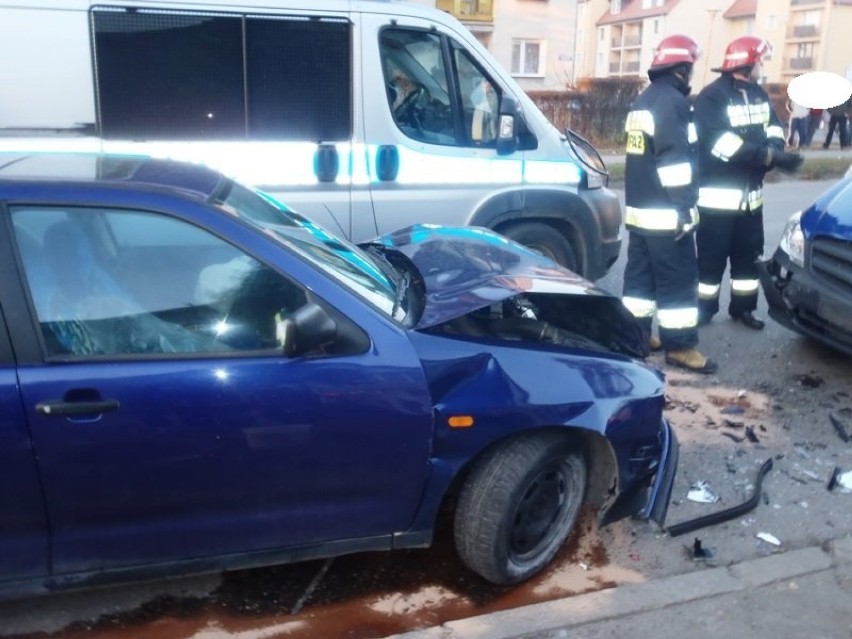 ]Wypadek w Braniewie. Samochód uderzył w drzewo