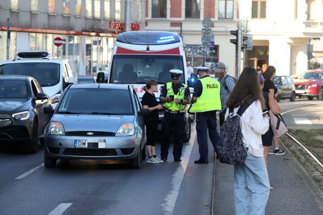 Groźny wypadek w centrum Wrocławia. Piesza przebiegała przez ulicę i doszło do wypadku. Kobieta jest nieprzytomna