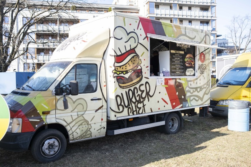 Food Trucki na Nowodworach w Warszawie. Trwa festiwal street foodu z całego świata