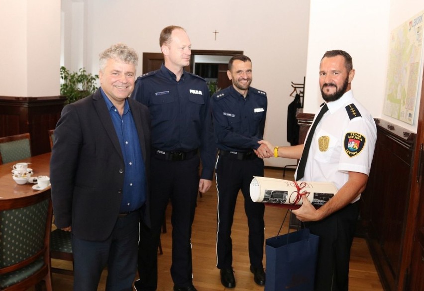 Burmistrz pogratulował Tomaszowi Sobiszowi, strażnikowi miejskiemu, sprawnego zatrzymania bandziora [ZDJĘCIA]