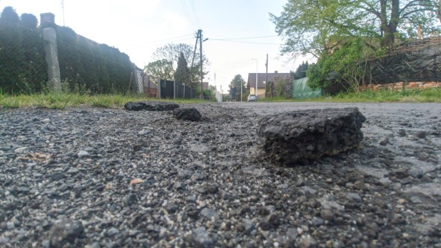 - Niech ktoś zrobi porządek z tą drogą! - proszą mieszkańcy Kolonii Gosławickiej w Opolu. MZD odpowiada, że póki co na generalny remont się nie zanosi.