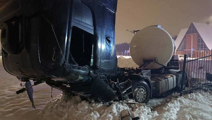 Ciężarówka z cysterną na mleko wpadła w nocy w poślizg na DK6 w Lęborku