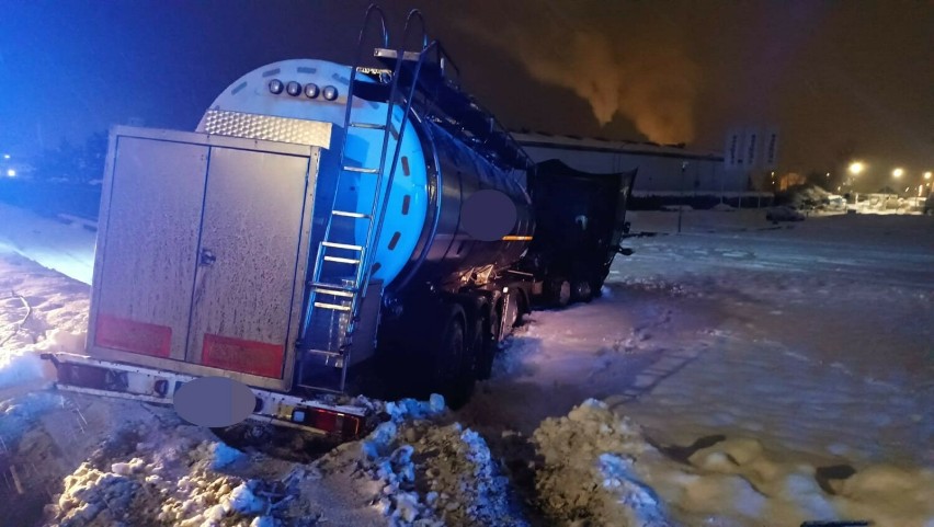 Ciężarówka z cysterną na mleko wpadła w nocy w poślizg na DK6 w Lęborku