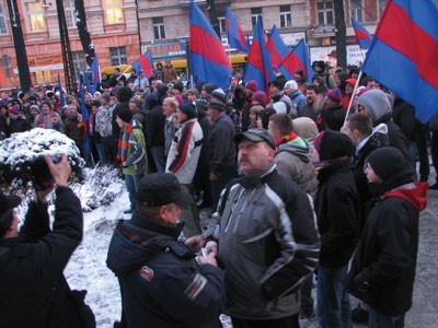 Ponad 200 kibiców Piasta zgromadziło się przed  Urzędem Miejskim w Gliwicach
