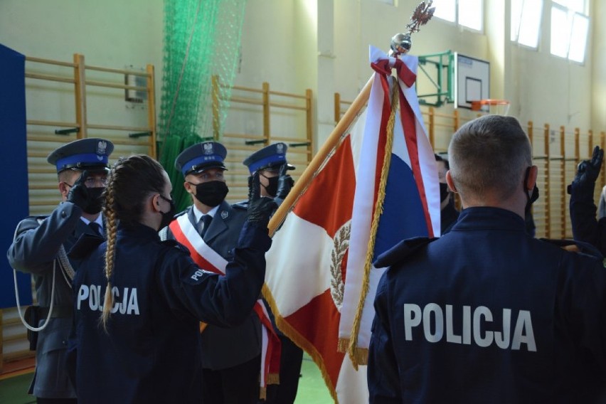 Nowi policjanci w szeregach policji. Wszyscy złożyli uroczyste ślubowanie w Łodzi