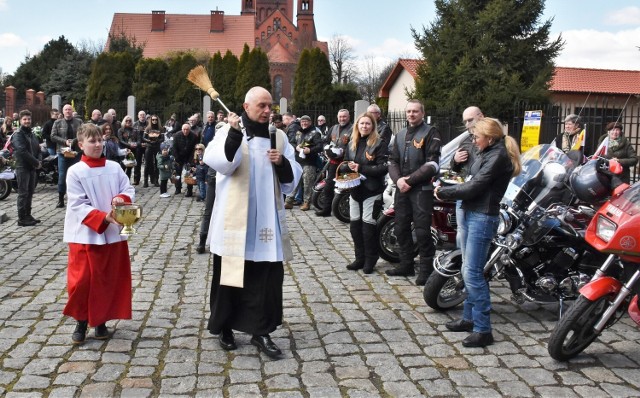 W Bazylice Mniejszej Imienia Najświętszej Maryi Panny w Inowrocławiu w Wielką Sobotę odbyła się "Motoświęconka". Ks. Dariusz Żochowski poświęcił wielkanocne pokarmy, które pod świątynię przywieźli motocykliści z Raiders Club Inowrocław