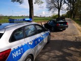 Wypadek w okolicy Królikowa - samochód uderzył w drzewo, dwie osoby zostały ranne [ZDJĘCIA]