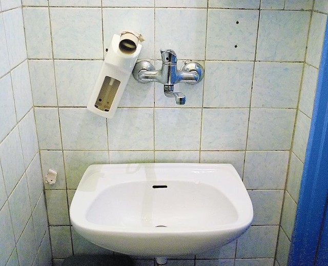 Pacjenci Szpitala HCP muszą pogodzić się z tym, że w toaletach brakuje niemal wszystkiego: od mydła do klamek