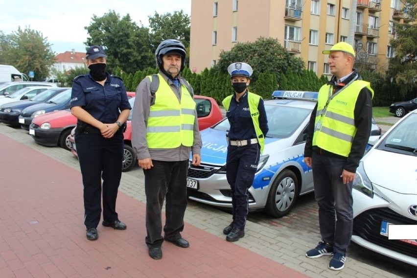 Łowicka drogówka rozdawała elementy odblaskowe [ZDJĘCIA]