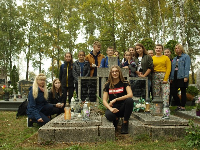 Uczniowie zadbali o groby na cmentarzach w Torzymiu