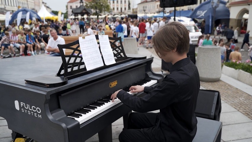Restauratorzy chcą, by fortepian został na rzeszowskim Rynku na stałe. Zbierają na to pieniądze 