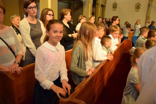 Marzęcino. Uroczysta Msza święta  w kościele Niepokalanego Poczęcia Najświętszej Maryi Panny w Marzęcinie rozpoczęła obchody 70-lecia miejscowej szkoły.