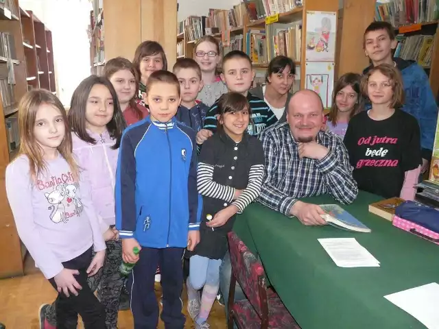 Uczniowie skierniewickiej jedynki z radością przybiegają do biblioteki, w której pracuje ich ulubiony nauczyciel Paweł Felczyński