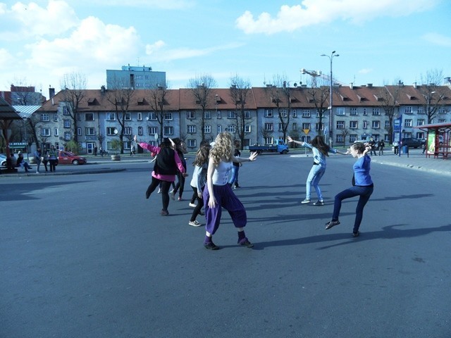 Flash mob w Zabrzu. Uczestnicy zatańczyli układ na dworcu autobusowym przy Goethego WIDEO + ZDJĘCIA