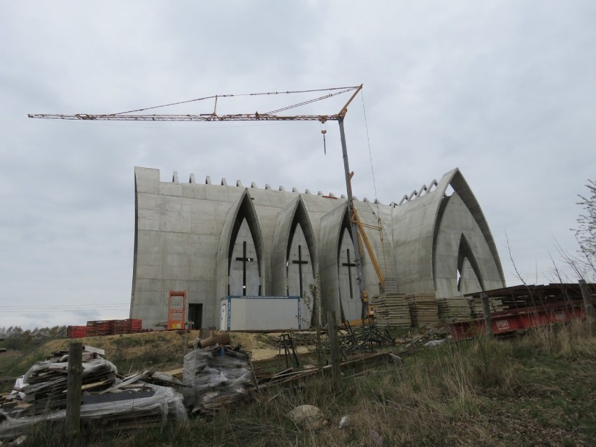 Mierzyn. Powstaje nowy kościół. Słońce zagląda przez dach [ZDJĘCIA, FILM] 