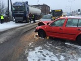 Wypadek na ul. Toruńskiej we Włocławku. Czołowe zderzenie tira z osobówką. 9 pługopiaskarek na ulicach [zdjęcia]