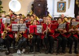 Orkiestra Dęta działająca przy Gminnym Ośrodku Kultury w Choczu uświetniła święto Trzech Króli. Zespół zagrał najpiękniejsze kolędy  