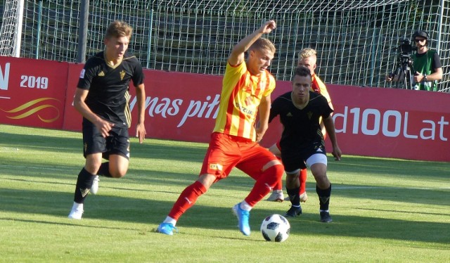 

Od zwycięstwa zaczęła Korona Kielce udział w rozgrywkach Centralnej Ligi Juniorów w sezonie 2019/2020. Na własnym stadionie wygrała z Górnikiem Zabrze 2:1 (2:1). Bramki dla Korony zdobyli Jakub Górski w 1 minucie, Jakub Konstantyn w 23, a dla Górnika Jan Flak 11.
Korona objęła prowadzenie już w 19 sekundzie meczu. Piękną asystą popisał się Jakub Konstantyn, a Jakub Górski płaskim strzałem wyprowadził gospodarzy na prowadzenie. W 11 minucie Górnik wyrównał, a gola z rzutu wolnego strzelił Jan Flak. Korona odpowiedziała w 23 minucie - wtedy na listę strzelców wpisał się Jakub Konstantyn. Jak się później okazało, ustalił w ten sposób wynik spotkania, mimo że po przerwie okazji bramkowych nie brakowało. 

-Górnik to solidna ekipa. Niejednej drużynie odbierze punkty. My przewyższaliśmy rywala zaangażowaniem, agresją w grze. Naszym zawodnikom bardzo zależało na tym, żeby od zwycięstwa zacząć sezon. Chwała im za to. Niezła pierwsza połowa, trochę słabsza druga, ale uważam, że w przekroju całego meczu mieliśmy więcej bramkowych okazji. Idealną sytuacje miał Karol Turek, ale obrońca wybił piłkę z linii bramkowej. Musimy popracować nad tym, że równą dobrą formę prezentować przez całe spotkanie, a nie jedną połowę - powiedział Paweł Czaja, trener juniorów Korony.  

- Było to dobre spotkanie. Były fajne momenty w naszym wykonaniu, ale były też takie, które nie powinny się zdarzyć. Ale stracić bramkę w bodajże 20 sekundzie, to jest sztuka. To był ten moment, który zdeprymował drużynę. Dobry, emocjonujący mecz, była duża determinacja, szkoda, że nie udało się tu zdobyć nawet punktu  - podsumował spotkanie Jan Żurek, szkoleniowiec juniorów Górnika. 

Korona Kielce - Górnik Zabrze 2:1 (2:1)
Bramki: Jakub Górski w 1, Jakub Konstantyn 23 - Jan Flak 11.
Korona: Karyś – Skupień, Kiełb, Kośmicki (46 Seweryś), Cukrowski – Kaczmarski, Płocica (73 Turek) – Szelągowski, J. Górski, Konstantyn (63 Tomczyk) – J. Rybus (46 Gieraga).
Górnik: Neugebauer - Pawłak, Macedoński, Całka, Wingralek - Flak, Okaj, Kołodziejczyk, Lukoszek - Matykiewicz, Grudziński. 
Sędziował: Arkadiusz Nestorowicz. 
Widzów: 300.
Dorota Kułaga

CENTRALNA LIGA JUNIORÓW w SPORTOWY24.PLWszystko o Centralnej Lidze Juniorów - newsy, ciekawostki, wyniki i tabele!

