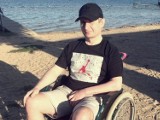 Krzysztof z Czerniejewa miał poważny wypadek. Teraz potrzebuje kosztownej rehabilitacji, by ponownie stanąć na nogi. Żona prosi i pomoc! 
