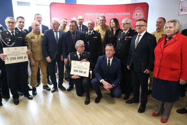 W Komendzie Powiatowej Państwowe Straży Pożarnej w Zgierzu jednostki Ochotniczej Straży Pożarnej oraz samorządowcy odebrali promesy na zakup lekkich i średnich wozów ratowniczo-gaśniczych. Na zakończenie było pamiątkowe zdjęcie.