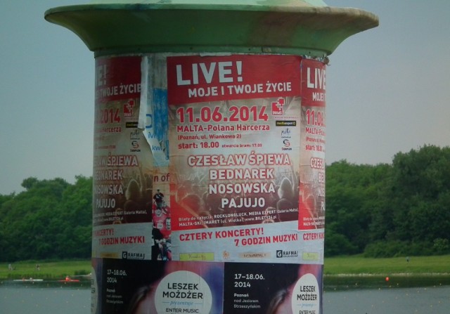 Plakaty promujące koncert "Live! Moje i twoje życie" można spotkać na ulicach Poznania