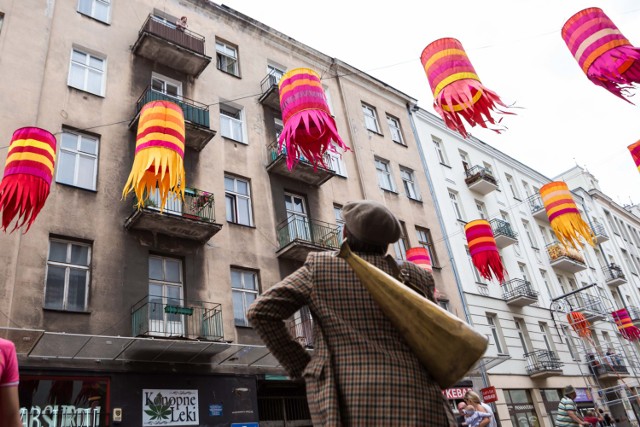 Szukacie swojego miejsca na ziemi? Zastanawicie się, gdzie w Warszawie najlepiej zamieszkać? Poważnie powinniście rozważyć prawą stronę Wisły! Praga pełna jest klimatycznych zakątków, małych, prywatnych warsztatów, w których spotkamy się z umierającymi już zawodami, a także niezwykłych murali ozdabiających ściany kamienic. Sprawdźcie, czemu warto zamieszkać na Pradze!

Czytaj też: Warszawska Praga wśród najciekawszych miejsc do odwiedzenia w Europie