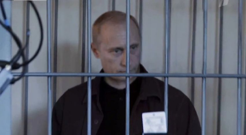 Kadr kontrowersyjnego filmu pokazujący Putina "za kratkami"