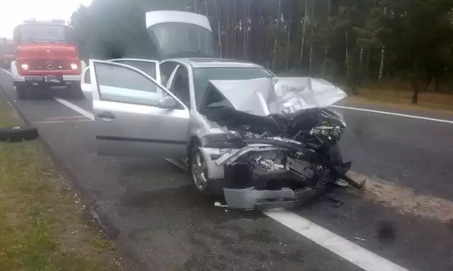 Dziś (2 lipca) około godziny 10 na drodze krajowej nr 10 pod Solcem Kujawskim doszło do wypadku z udziałem trzech aut. Jak informują nas strażacy z Bydgoszczy, jedna osoba trafiła do szpitala. Druhowie z OSP Solec Kujawski dodają, że oczekujący pomocy mężczyzna odjeżdżał do szpitala z urazem kręgosłupa. 

Jak informuje nas kom. Przemysław Słomski z bydgoskiej policji, ze wstępnych ustaleń wynika, iż kierowca skody jadący w kierunku Bydgoszczy uderzył w tył opla. Uderzony pojazd został przepchnięty na przeciwny pas ruchu, a skoda wpadła jeszcze na citroena C5. 

Poszkodowaną osobą jest pasażer opla. Przebywa w szpitalu.