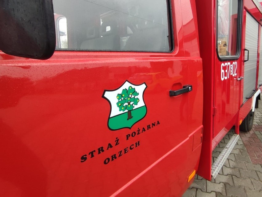 Świerklaniec: Strażacy z OSP Orzech przekazali samochód ratowniczo-gaśniczy strażakom z Tarnopola
